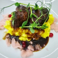 BRAISED BEEF CHEEKS WITH MASHED POTATOES