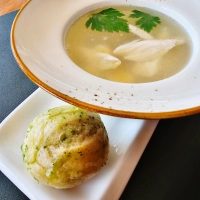 КУРИНЫЙ БУЛЬОН С ЯЙЦОМ И ГРЕНКАМИ